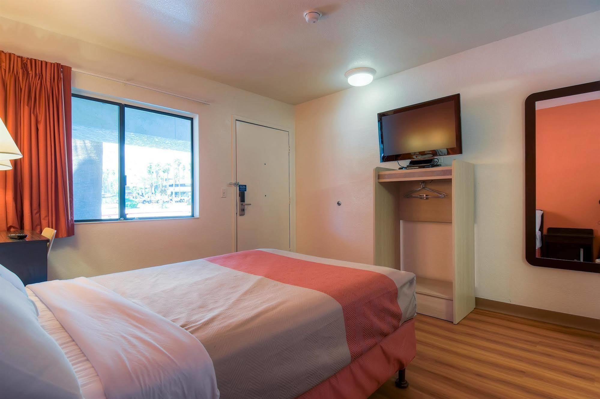 Motel 6-Palm Springs, Ca - Downtown Εξωτερικό φωτογραφία